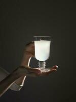 een glas van water met oplosbaar tablet foto
