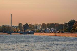 verkeer jam in Sint Petersburg. verkeer jam Aan de viaduct van de vyborg dijk in de avond foto