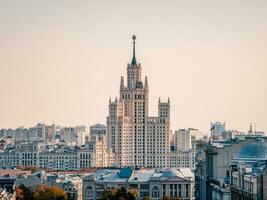 mooi visie van Moskou. stalinist woon- gebouw Aan Moskou rivier- dijk. foto