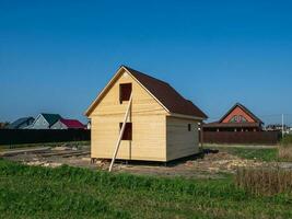 bouw van een houten huis in de dorp. foto