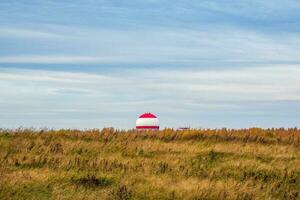 luchthaven route zoeker. radar station in de herfst veld. foto