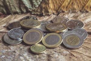 euro munten zijn verspreide Aan de tafel foto