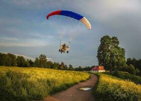 extreem sport. aangedreven parachute in de avond tegen de blu foto