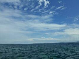 de blauw lucht met wit wolken bovenstaand de enorm oceaan foto
