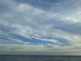 de blauw lucht gevulde met grijs wolken foto