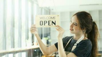 jong bedrijf eigenaar Open de koffie winkel. foto