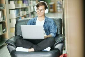 leerling aan het studeren Bij bibliotheek. foto