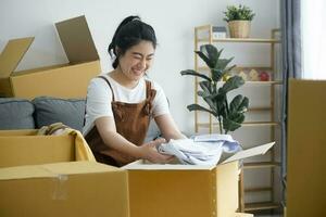 modern vrouw mensen in in beweging huis appartement vrije tijd binnen- werkzaamheid alleen. foto