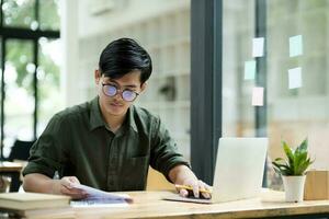 jong Aziatisch bedrijf Mens of leerling werken online Aan computer laptop. foto
