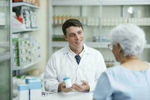 apotheker pratend naar een cliënt over voorgeschreven medicijnen. foto