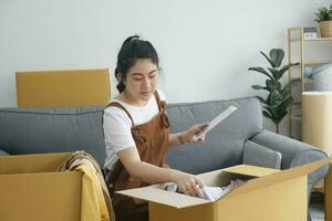 modern vrouw mensen in in beweging huis appartement vrije tijd binnen- werkzaamheid alleen. foto