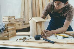 diy houtbewerking en meubilair maken en vakmanschap en handwerk concept. foto