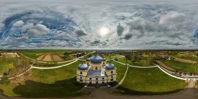 vol hdri 360 panorama antenne visie van orthodox kerk en klooster in platteland in equirectangular projectie met zenit en nadir. vr ar inhoud foto