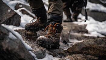 gezond mannen wandelen in winter berg avontuur gegenereerd door ai foto