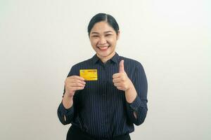 Aziatische vrouw met creditcard met witte achtergrond foto