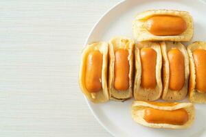 plat pannenkoekenbroodje met worst foto