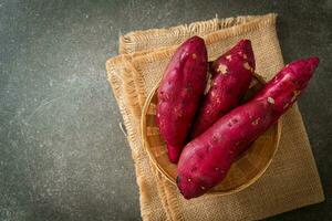 Japanse zoete aardappelen op mand foto