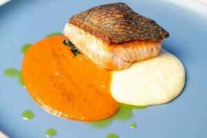 gegrild Zalm steak met puree aardappelen en tomaat saus foto