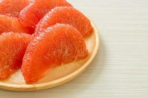 vers rood pomelo fruit of grapefruit foto