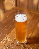 Bierpulglas met vliegende gemoute gerst foto