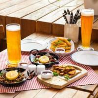 smakelijke vleesmaaltijd roulette met citroensprot en bier op de tafel van het restaurant foto