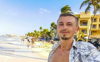 mannetje toerist op reis Mens nemen selfie playa del carmen Mexico. foto