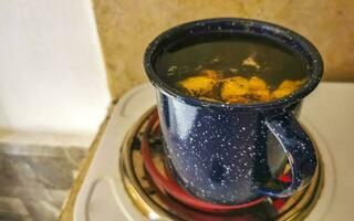 glas of kop pot met heet gember thee. foto
