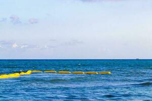 blauw water golven oceaan met boei boeien touwen netten Mexico. foto