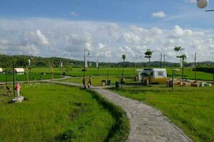 landelijk landschap met een levendig Bijsnijden veld- en dramatisch lucht foto