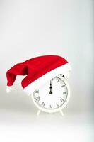 wijnoogst alarm klok in de kerstman claus hoed. foto