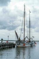 Nederlands het zeilen boot Aan de pier foto