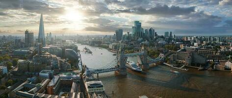 groot reis schip gaan door Londen onder de toren brug. foto