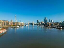 iconisch toren brug Verbinden londen met Southwark Aan de Theems rivier- foto