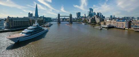 mooi jacht aangemeerd in de buurt de Londen stad centrum door de toren brug foto