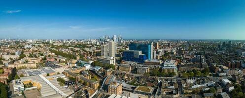 panoramisch visie van de ziekenhuis gebouw in Londen met de helikopter gelegen Aan de dak foto