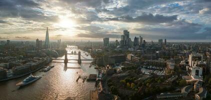 iconisch toren brug Verbinden londen met Southwark Aan de Theems rivier- foto