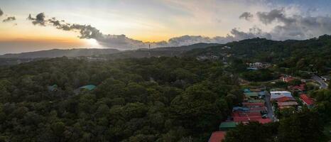 panoramisch keer bekeken van oerwoud bergen in costa rica foto