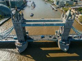 iconisch toren brug Verbinden londen met Southwark Aan de Theems rivier- foto