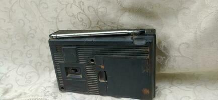 een oud zilver zwart radio dat is gebroken foto