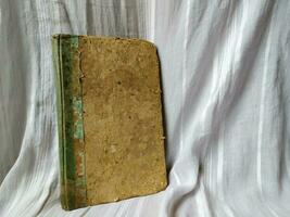 een oud bruin boek met een wijnoogst structuur foto