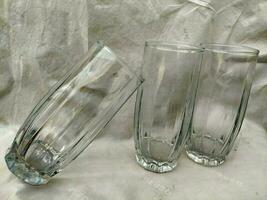 Doorzichtig wit drinken glas gemaakt van glas met een langwerpig vorm foto