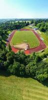 antenne visie van luton stad- van Engeland uk Bij over- de afweren openbaar park, de drone's camera beeldmateriaal was gevangen genomen Aan juni 13e, 2023 foto