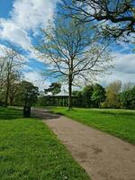 mooi visie van een lokaal openbaar park van Engeland uk foto