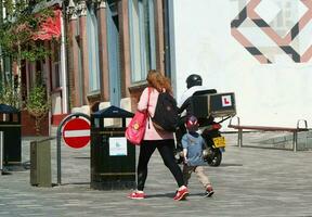 mooi beeld van mensen Bij de winkelcentrum boodschappen doen centrum downtown van centraal luton stad van Engeland Super goed Brittannië voor boodschappen doen en wandelen. de beeld was gevangen genomen Aan 02-juni 2023 foto