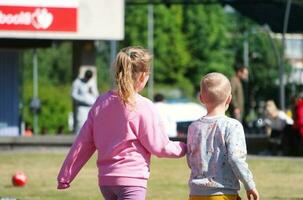 mooi beeld van mensen Bij de winkelcentrum boodschappen doen centrum downtown van centraal luton stad van Engeland Super goed Brittannië voor boodschappen doen en wandelen. de beeld was gevangen genomen Aan 02-juni 2023 foto