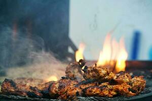 mooi en lekker kip barbecue is Koken Aan rooster met verwarmde steenkool in een huis tuin. de beeldmateriaal was gevangen genomen Aan juni 10e, 2023 foto