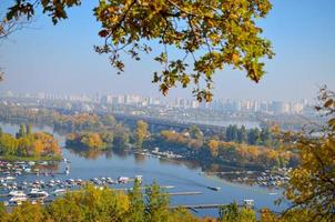 panoramisch uitzicht op district podil en de rivier de dnipro in kyiv in de herfst foto