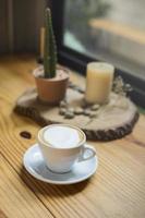 een kopje warme cappuccino in houten tafel foto