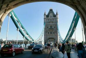 mooi laag hoek visie van centraal Londen en weg met verkeer en mensen. de beeld was gevangen genomen Bij toren brug Londen Engeland Super goed Brittannië Aan warm zonnig dag van 04-juni-2023 foto