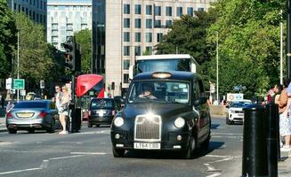 mooi laag hoek visie van centraal Londen en weg met verkeer en mensen. de beeld was gevangen genomen Bij toren brug Londen Engeland Super goed Brittannië Aan warm zonnig dag van 04-juni-2023 foto